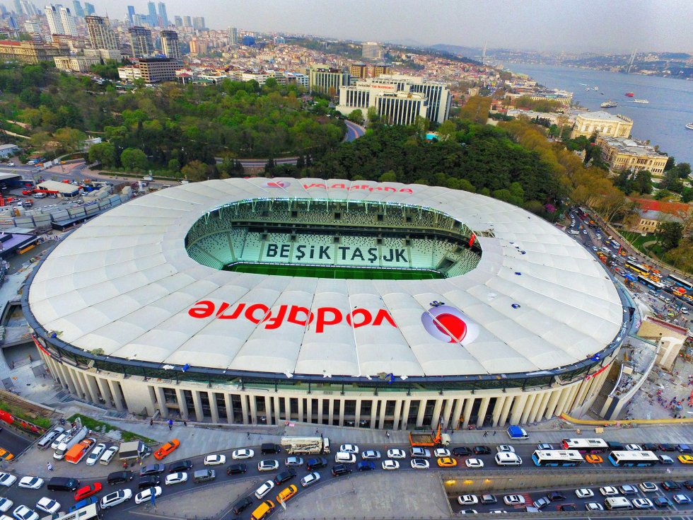 Nový stadion stojí na stejném místě jako ten předchozí a je blízko Bosporu