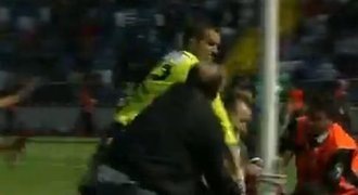 Horkokrevný gólman Bursasporu v Turecku brutálně seřezal fanouška