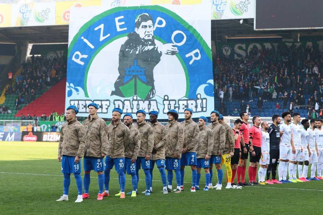 Rizespor, v základu i s Milanem Škodou, nastoupil ve vojenských uniformách