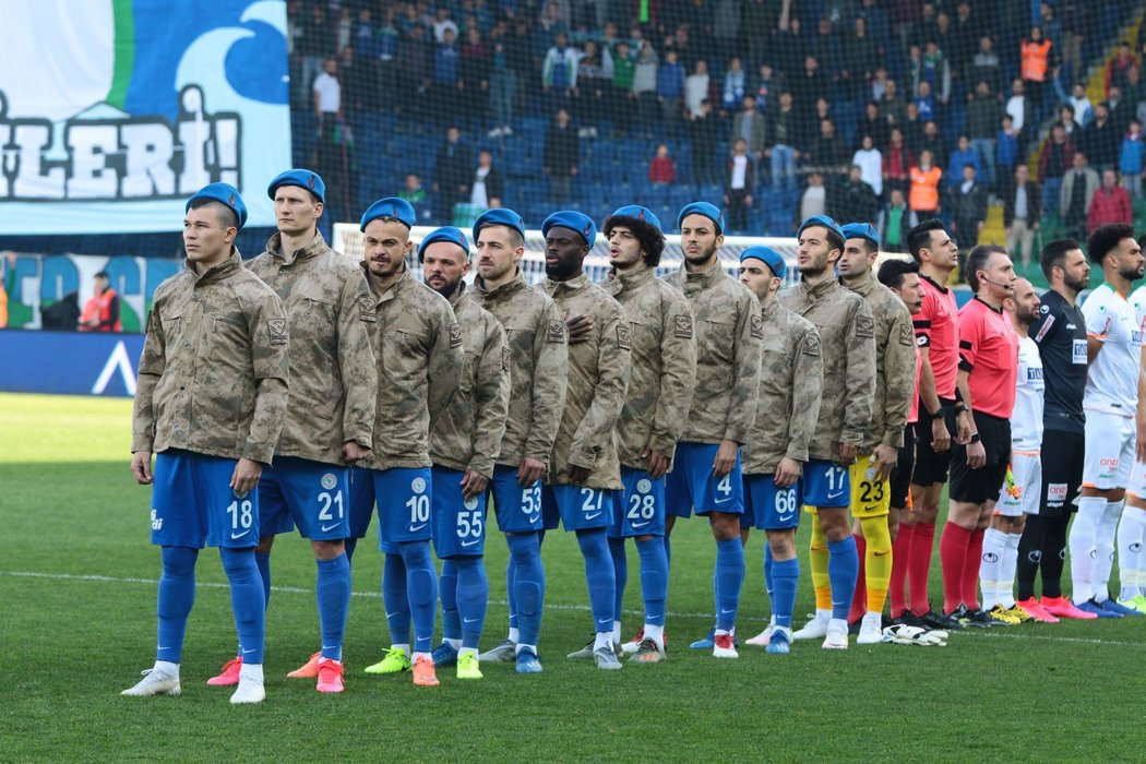 Rizespor, v základu i s Milanem Škodou, nastoupil ve vojenských uniformách