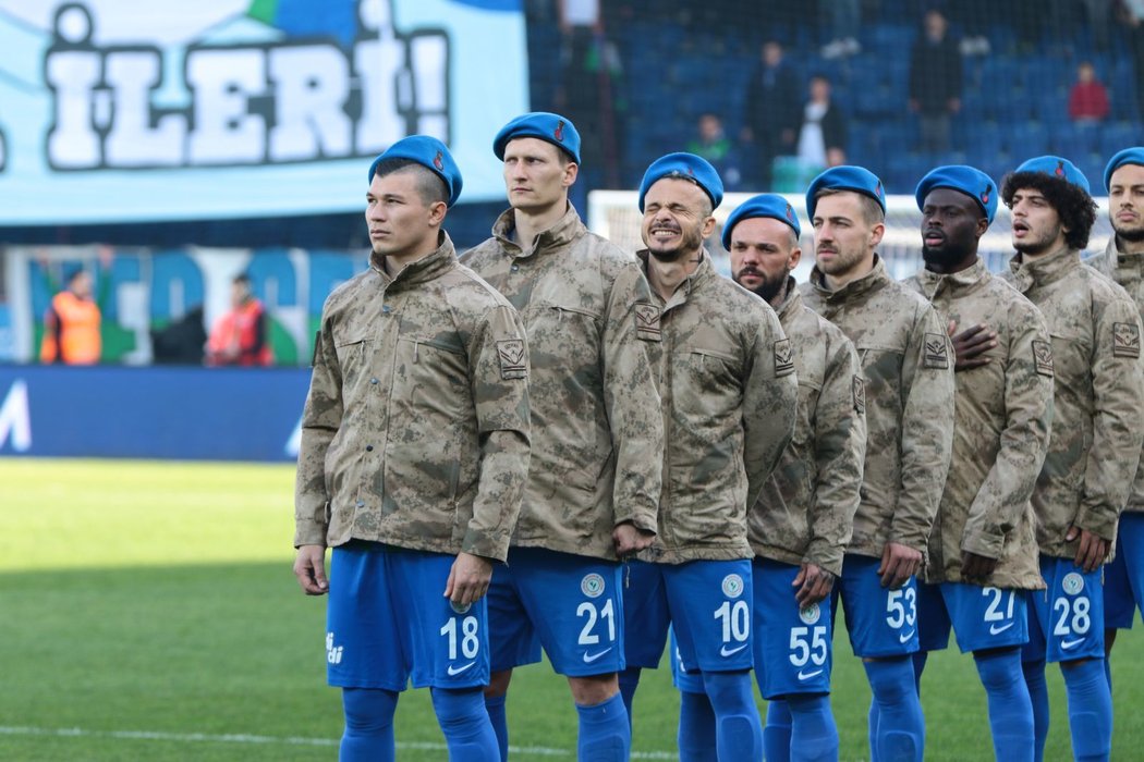 Rizespor, v základu i s Milanem Škodou, nastoupil ve vojenských uniformách