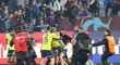 Potyčka mezi hráči Fenerbahce a fanoušky Trabzonsporu