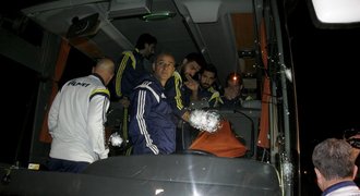 Další ÚTOK! Autobus Fenerbahce napadlo přes 200 výtržníků