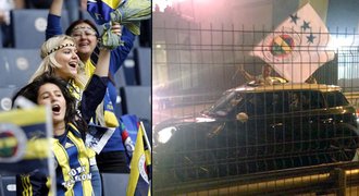 Dámská jízda! Fenerbahce vyhrál titul pro 50 tisíc fanynek, slavil i Kadlec