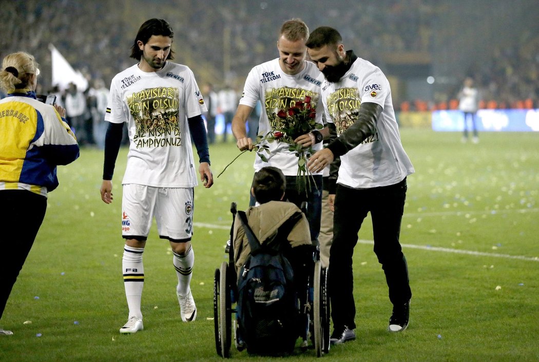 Hasan Ali Kaldirim, Serdar Kesimal a Samuel Holmen slaví titul Fenerbahce a dávají květiny chlapci na vozíku