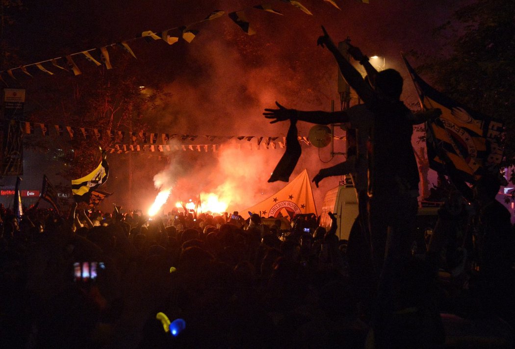 Večer v ulicích Istanbulu už slavili i mužští fanoušci Fenerbahce - a vypadalo to jinak, než na stadionu