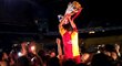 Čtyři hodiny po zápase se fotbalisté Galatasaraye dočkali mistrovského poháru