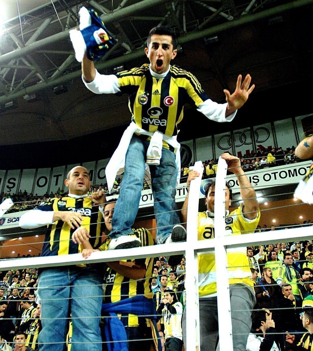 Jeden z fanoušků Fenerbahce na bariéře