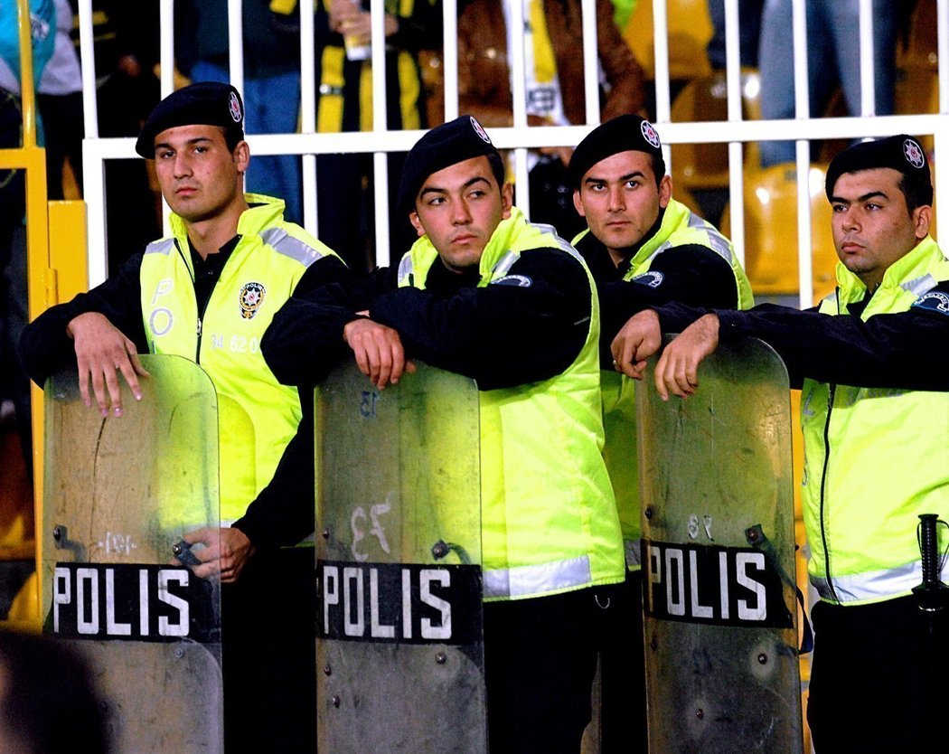 Policisté dohlížející na pořádek při derby Fenerbahce s Galatasaray