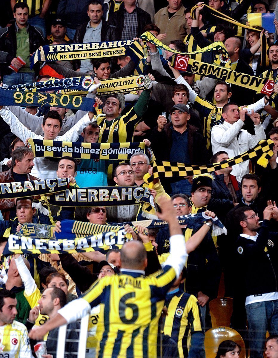 Fanoušci Fenerbahce na derby s Galatasaray