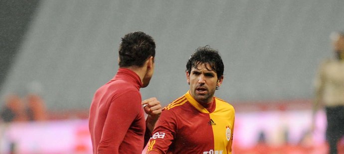 Milan Baroš (vlevo) vysvětluje spoluhráči Culiovi, že Galatasaray přeci takový zápas nemůže prohrát. Padla pak v kabině i facka? Oba svorně tvrdí, že nikoliv