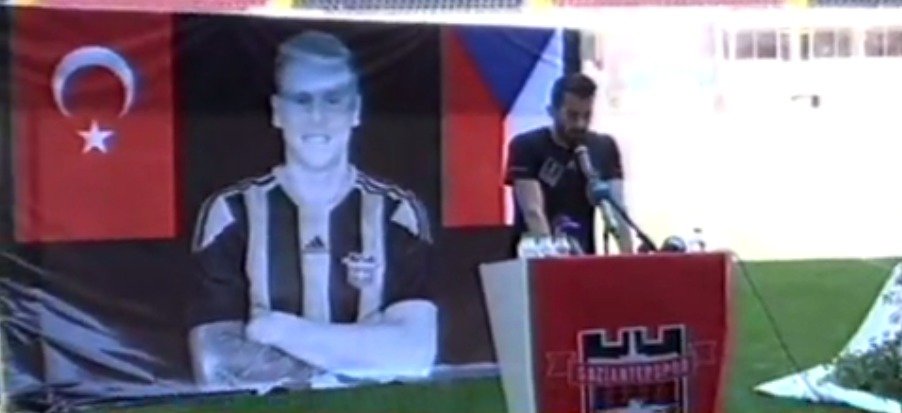 Hráči Gaziantepsporu se na stadionu loučili se svým zemřelým spoluhráčem Františkem Rajtoralem.