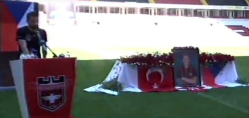 Hráči Gaziantepsporu se na stadionu loučili se svým zemřelým spoluhráčem Františkem Rajtoralem.