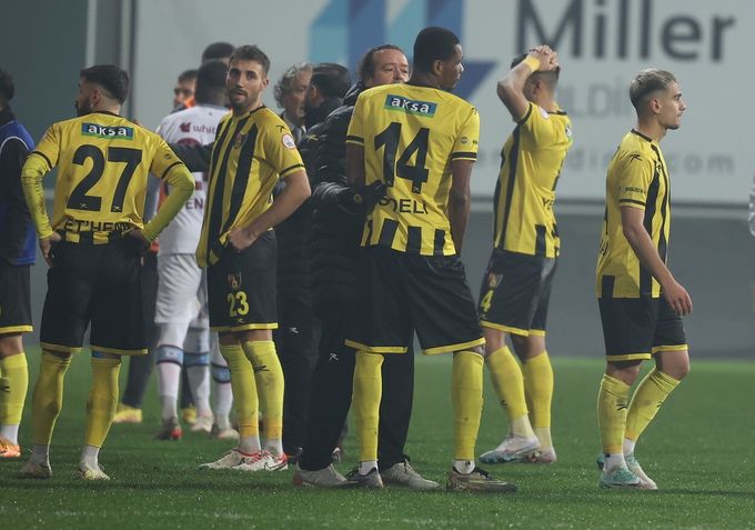 Další skandál v Turecku. Boss stáhl Deliho a spol. ze hry, zápas se nedohrál Další skandál v Turecku. Boss stáhl Deliho a spol. ze hry, zápas se nedohrál