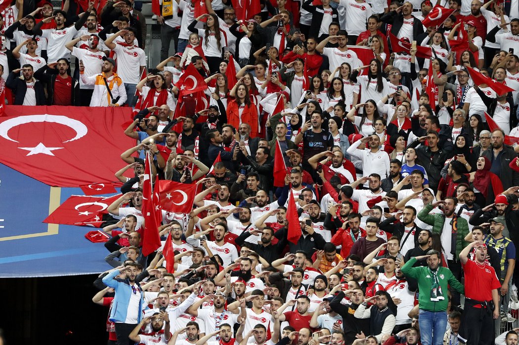 Fanouškovská &#34;armáda&#34; na stadionu Saint Denis