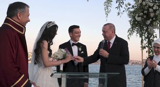 Özilovi šel za svědka kontroverzní prezident Erdogan. Hvězda místo darů pomáhá charitě