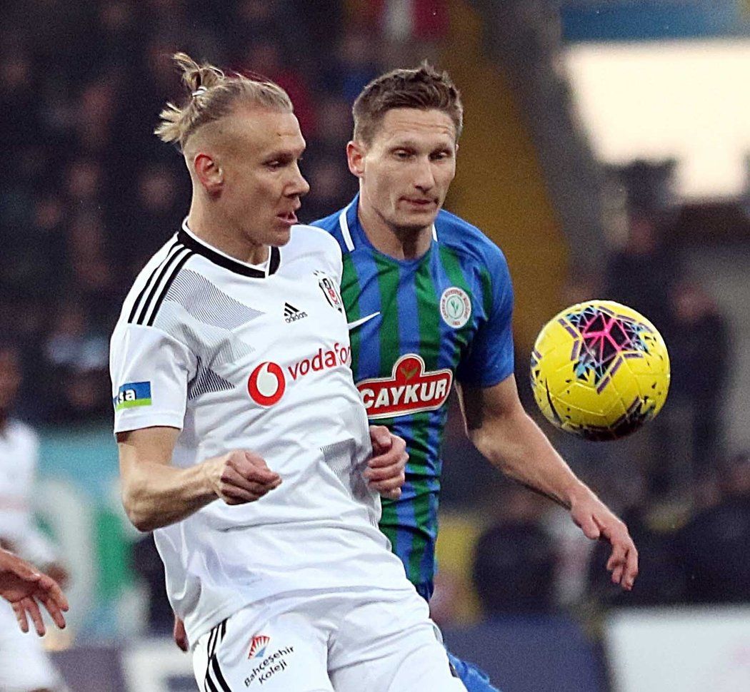 Domagoj Vida brání Milana Škodu