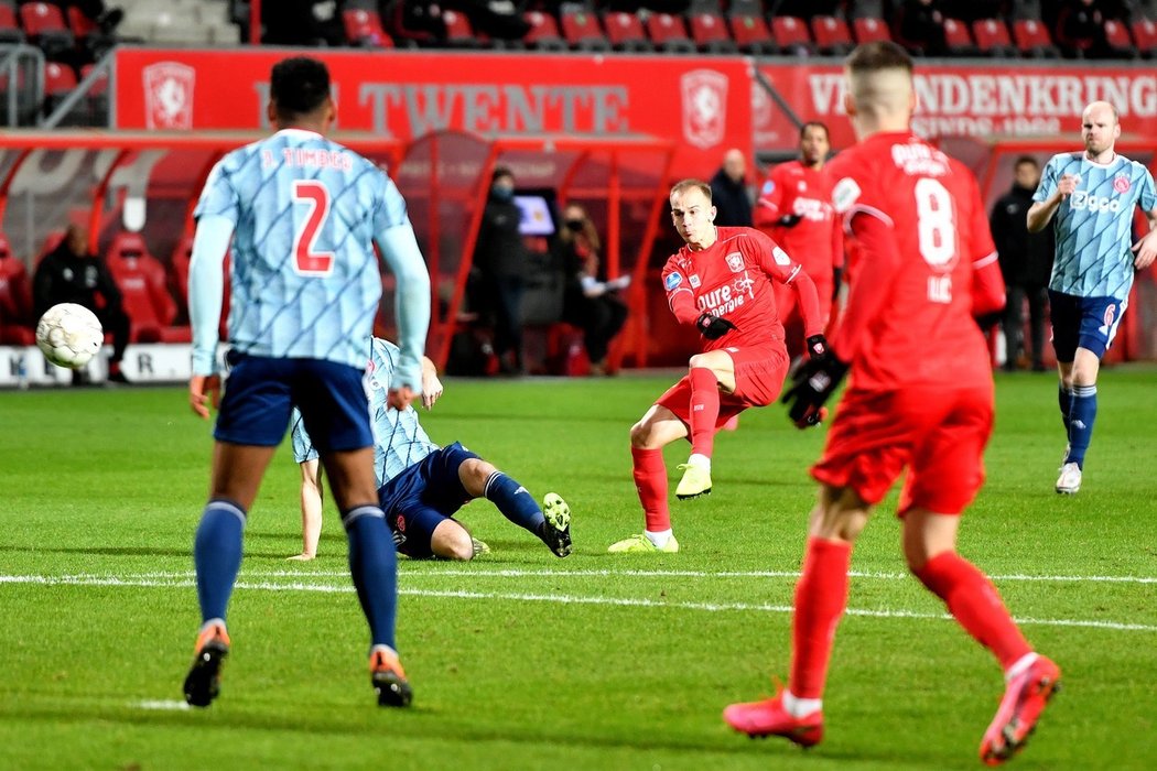 Pro fotbalistu Václava Černého z Twente Enschede předčasně skončila sezona. Vyšetření potvrdilo, že si v zápase s Ajaxem přetrhnul vaz v koleni.