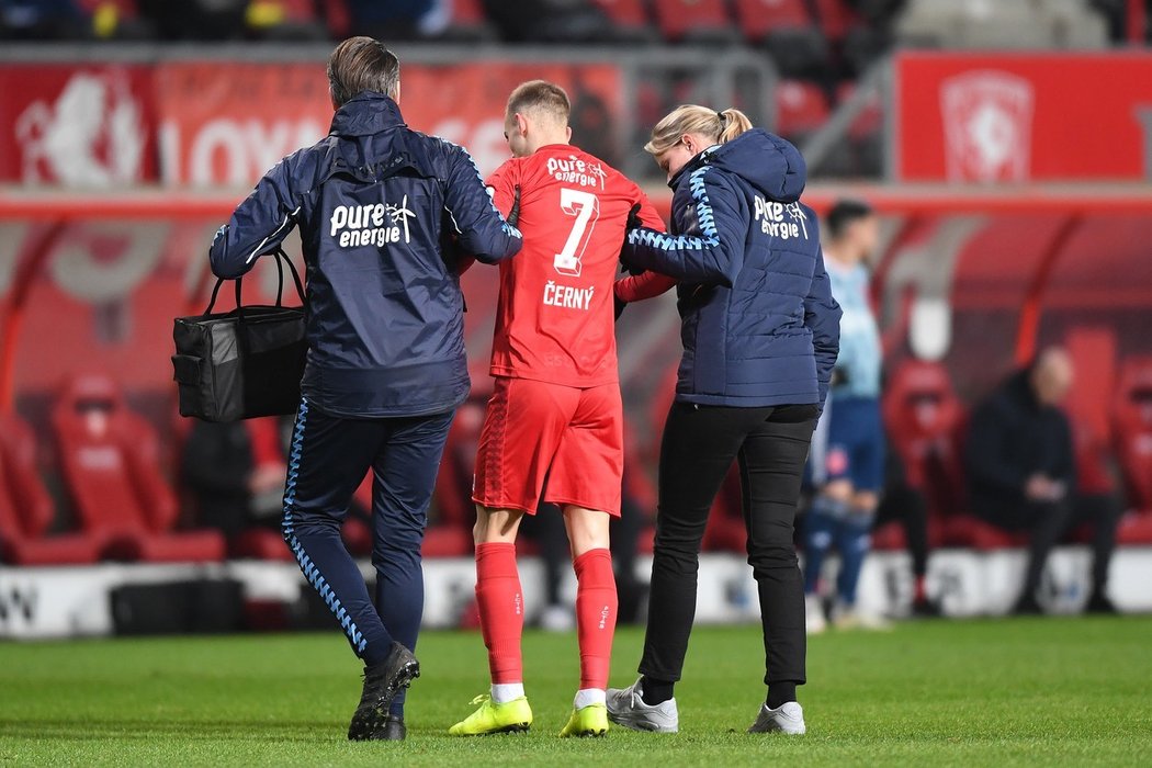 Pro fotbalistu Václava Černého z Twente Enschede předčasně skončila sezona. Vyšetření potvrdilo, že si v zápase s Ajaxem přetrhnul vaz v koleni.