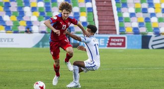 Anglie - Česko 1:0. Devatenáctka padla na EURO gólem v posledních vteřinách