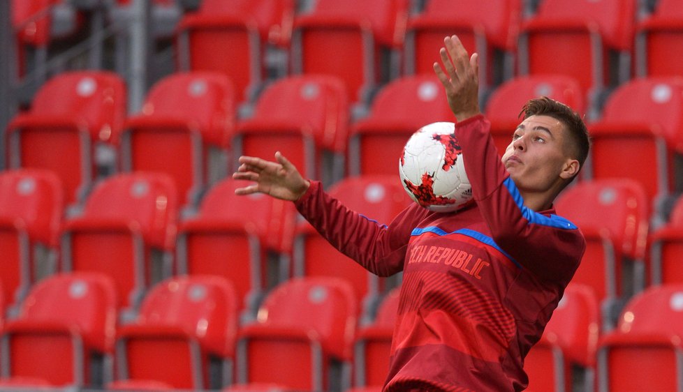 Patrik Schick si zpracovává balon na tréninku české jednadvacítky na ME v Polsku