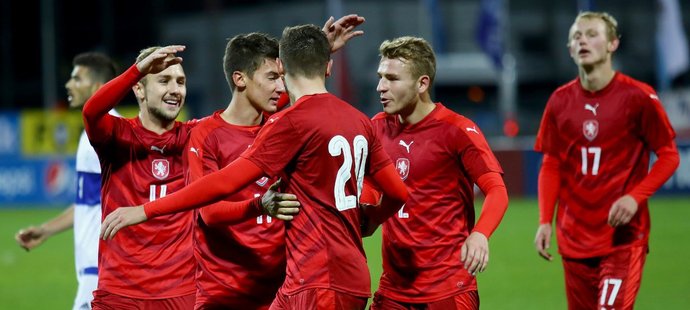 Čeští fotbalisté do 21 let se radují z výhry