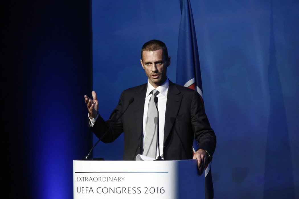 Nový šéf UEFA Slovinec Aleksander Čeferin při svém projevu před delegáty mimořádného sjezdu