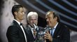 Cristiano Ronaldo přebírá trofej od předsedy UEFA Michela Platiniho
