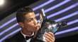 Cristiano Ronaldo políbil trofej pro nejlepšího fotbalistu sezony