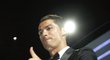 Cristiano Ronaldo byl s trofejí v ruce spokojený