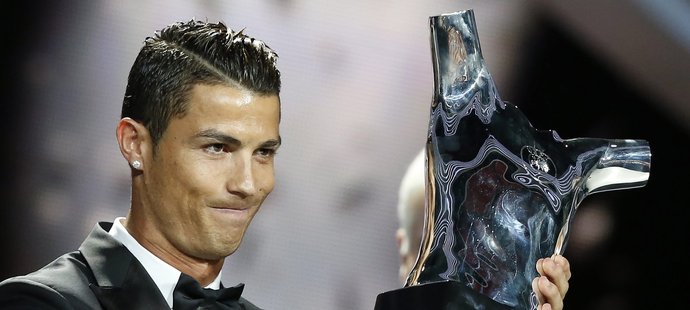 Útočník Realu Madrid Cristiano Ronaldo s trofejí pro fotbalistu sezony v anketě UEFA