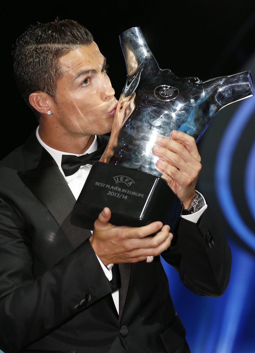 Kanonýr Realu Madrid Cristiano Ronaldo líbá trofej pro fotbalistu sezony v anketě UEFA