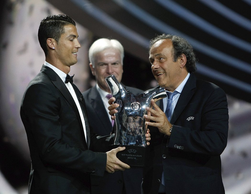 Cristiano Ronaldo přebírá trofej od předsedy UEFA Michela Platiniho
