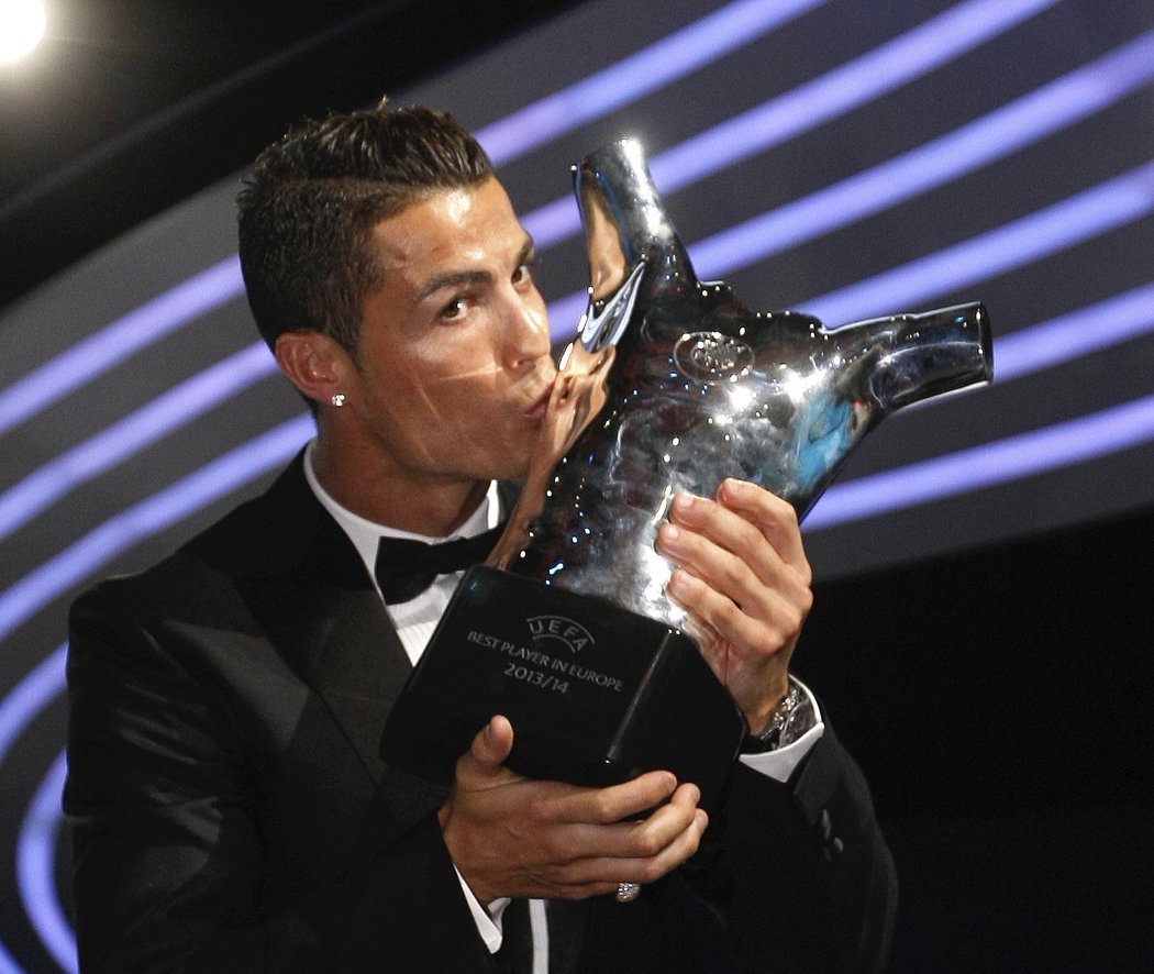Cristiano Ronaldo políbil trofej pro nejlepšího fotbalistu sezony