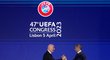 Aleksander Čeferin si podává ruku s šéfem FIFA Infantinem