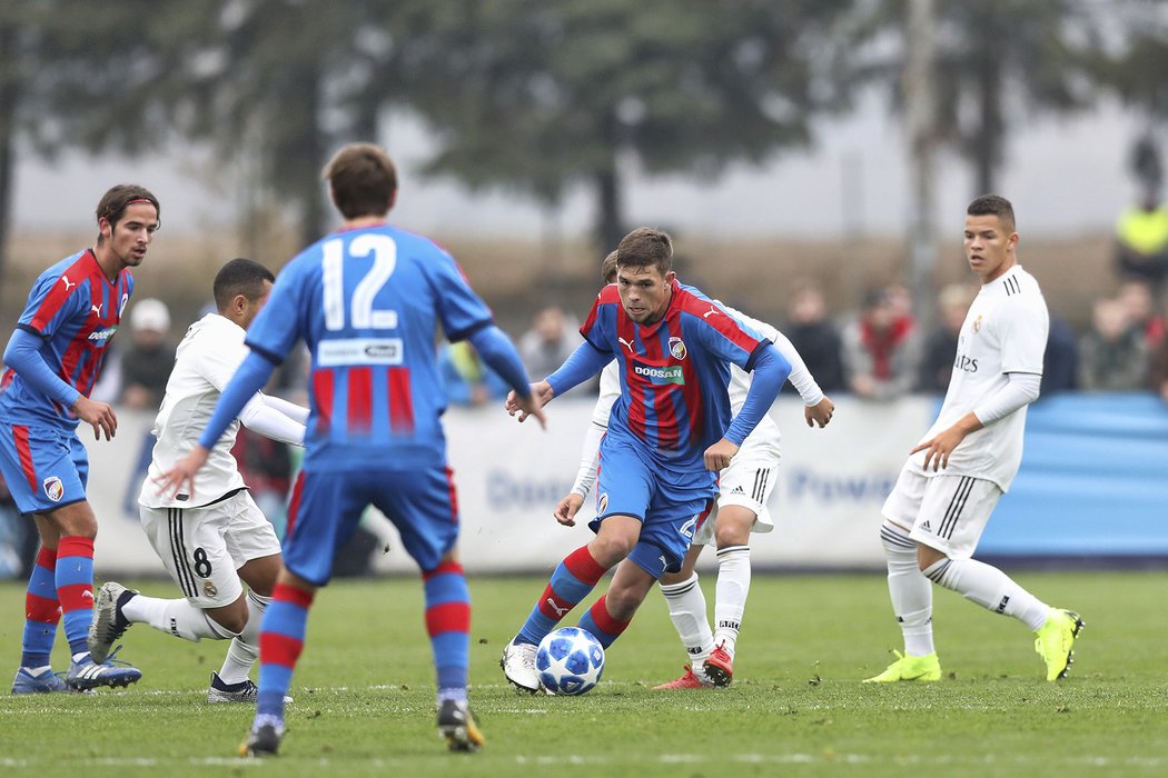 Hráči plzeňské U19 bojují se svými vrstevníky z Realu Madrid v zápase UEFA Youth League