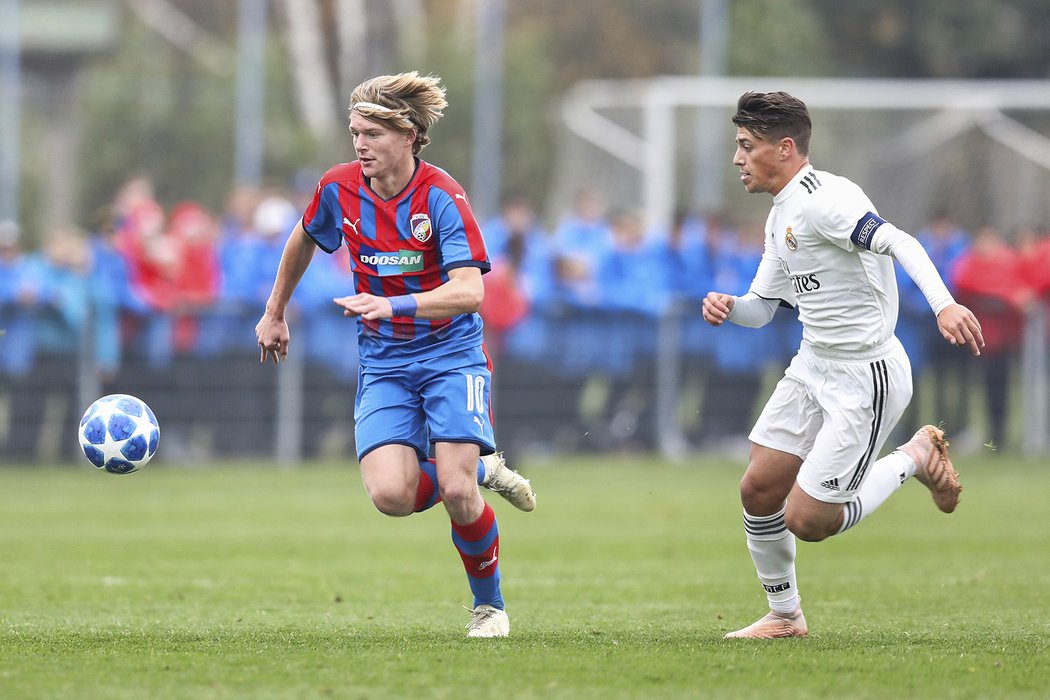 Hráči plzeňské U19 bojují se svými vrstevníky z Realu Madrid v zápase UEFA Youth League