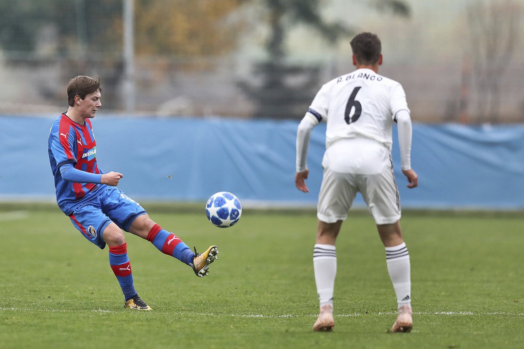 Hráči plzeňské U19 bojují se svými vrstevníky z Realu Madrid v zápase UEFA Youth League