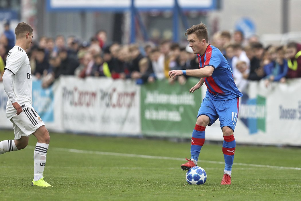 Hráči plzeňské U19 bojují se svými vrstevníky z Realu Madrid v zápase UEFA Youth League