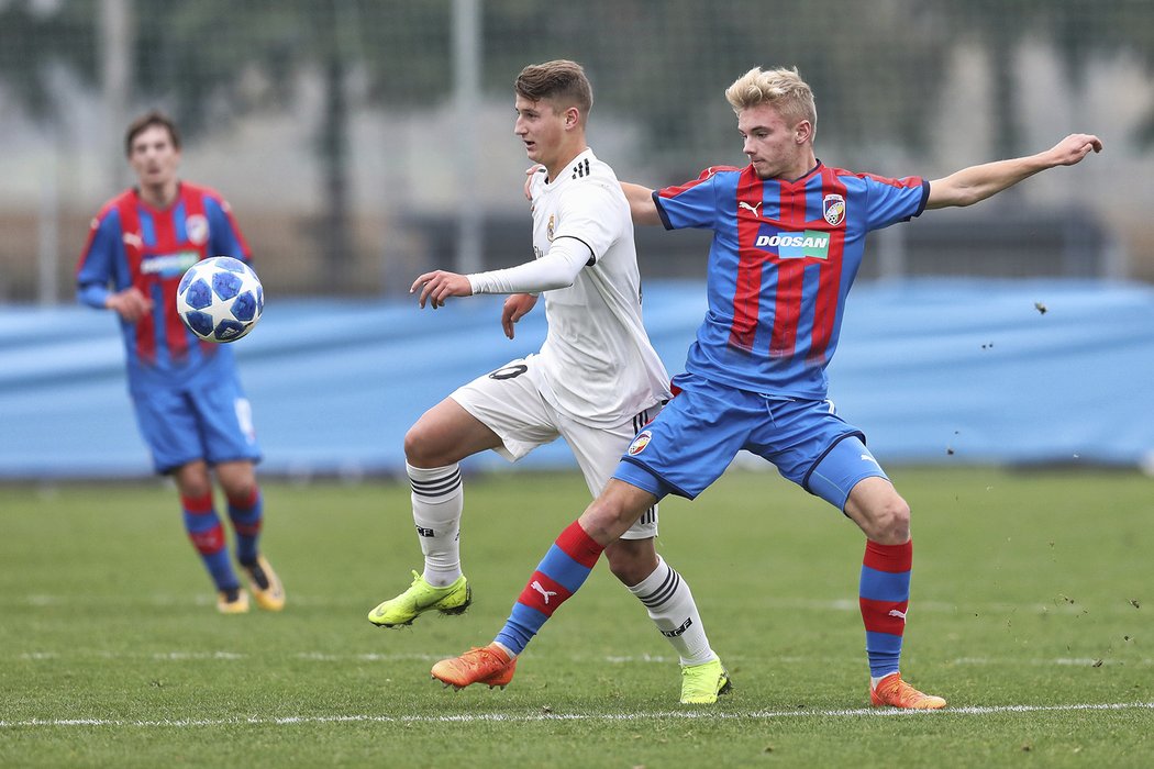 Hráči plzeňské U19 bojují se svými vrstevníky z Realu Madrid v zápase UEFA Youth League