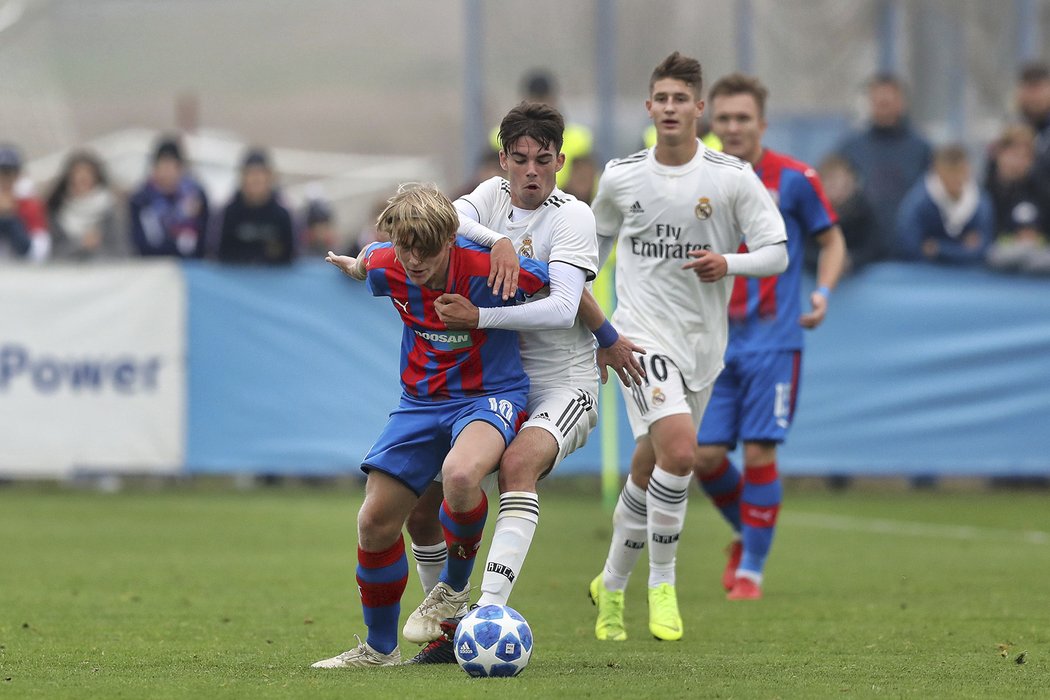 Hráči plzeňské U19 bojují se svými vrstevníky z Realu Madrid v zápase UEFA Youth League