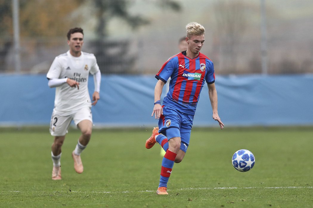 Hráči plzeňské U19 bojují se svými vrstevníky z Realu Madrid v zápase UEFA Youth League