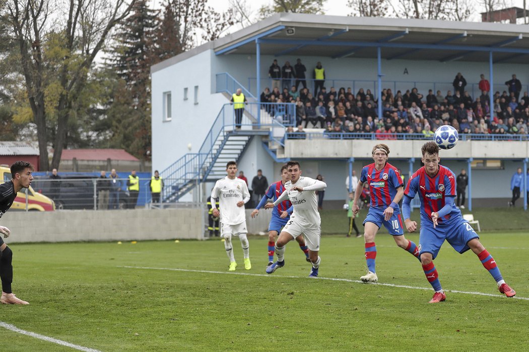 Plzeňský Tomáš Arzberger se chystá ke gólové hlavičce proti Realu Madrid