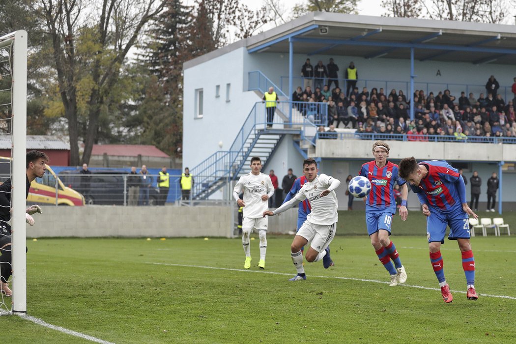 Plzeňský Tomáš Arzberger posílá hlavou míč na branku Realu Madrid. Celá situace skončila vedoucím gólem Západočechů