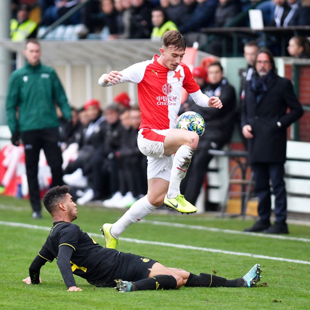 Daniel Kosek přechází přes Micheala Nturbeho v zápase U19 Slavie proti Interu