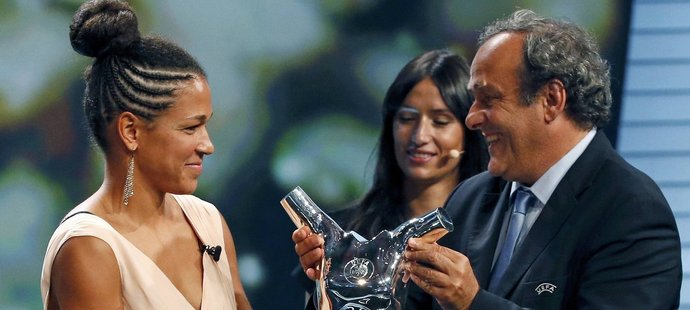 Německá fotbalistka Célia Šašičová v Monaku převzala z rukou šéfa UEFA Michela Platiniho prestižní cenu pro Nejlepší fotbalistku Evropy.