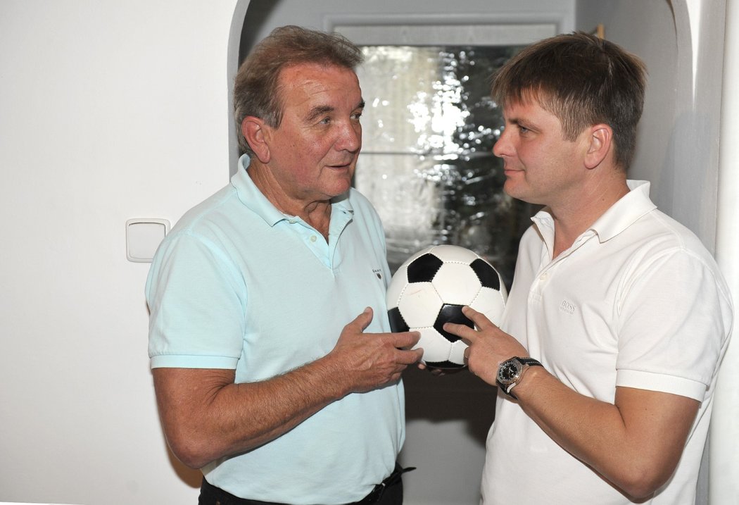 Dušan Uhrin starší (vlevo) se svým synem, který je také fotbalovým trenérem