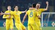 Fotbalisté Ukrajiny se radují po gólu, který českému týmu vstřelil Ruslan Malinovski