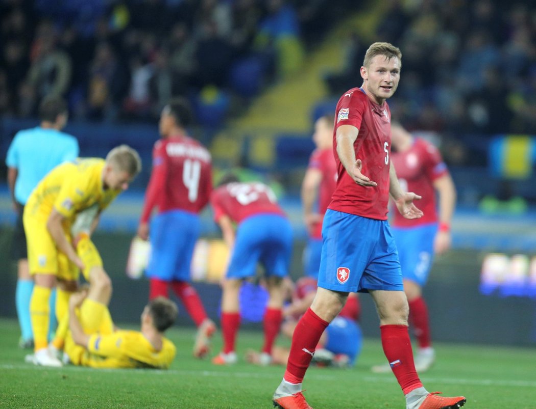 Český stoper Jakub Brabec v utkání s Ukrajinou