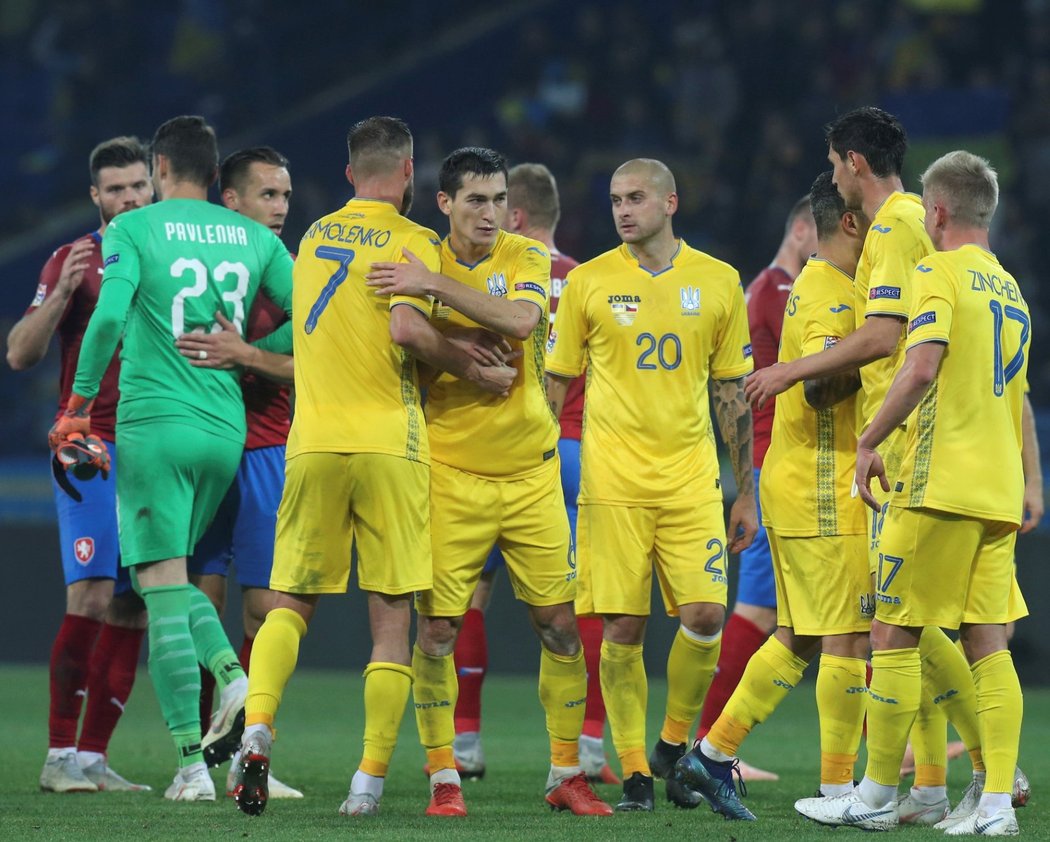 Radost ukrajinských fotbalistů po výhře nad Českem